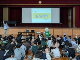 ハピタベを小学生に伝えている写真